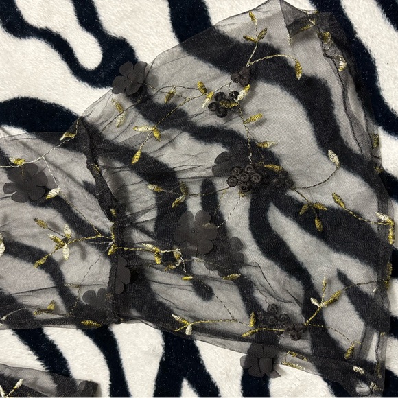 Disturbia Chrysanthi Applique Frill Collar Blouse - Picture 10 of 14